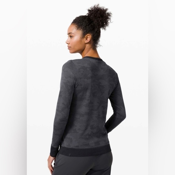 Lululemon Swiftly Breathe Long Sleeve in Vented Camo Black / Asphalt Grey 10 - Picture 4 of 6